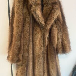 🔥Stunning faux fur coat brandnew sold out ! Size xs -s/m